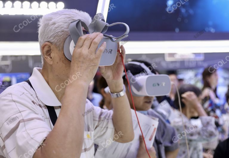 数字时代的老年人，老人在京交会现场体验VR技术